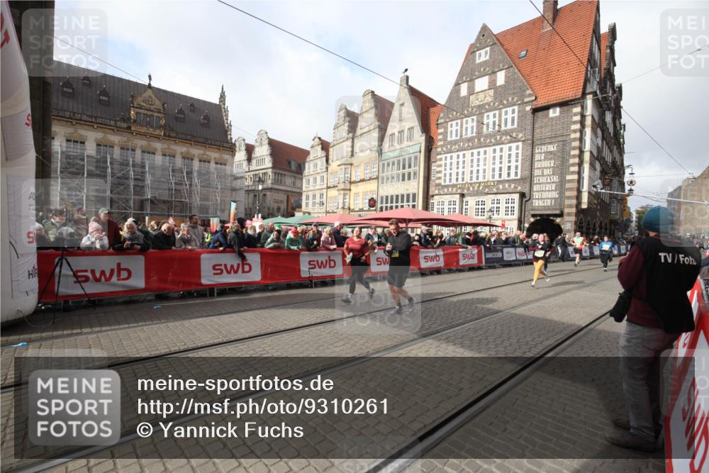 05.10.2025 - 20. swb-Marathon Bremen Yannick Fuchs http://msf.ph/oto/9310261 05.10.2025 11:18:20 Ziel 9348, 9465, 9477, 10198, 10575, 10994 meine-sportfotos.de