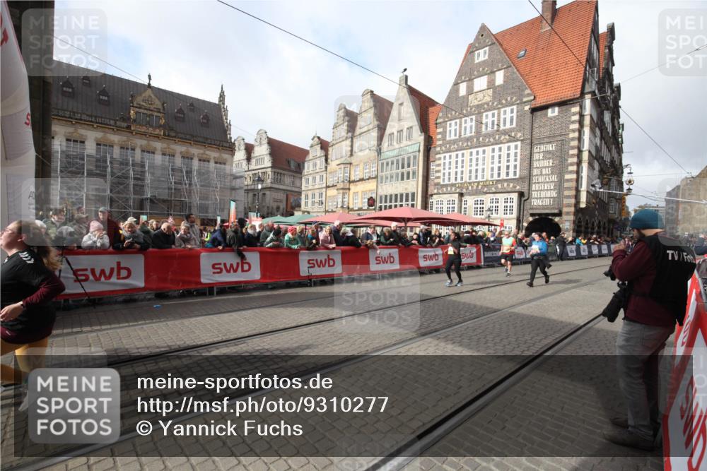 05.10.2025 - 20. swb-Marathon Bremen Yannick Fuchs http://msf.ph/oto/9310277 05.10.2025 11:18:22 Ziel 9348, 9465, 9477, 10198, 10575, 10994 meine-sportfotos.de