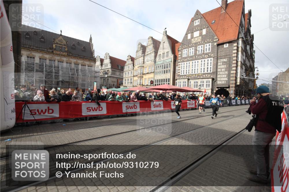 05.10.2025 - 20. swb-Marathon Bremen Yannick Fuchs http://msf.ph/oto/9310279 05.10.2025 11:18:22 Ziel 9348, 9465, 9477, 10198, 10575, 10994 meine-sportfotos.de