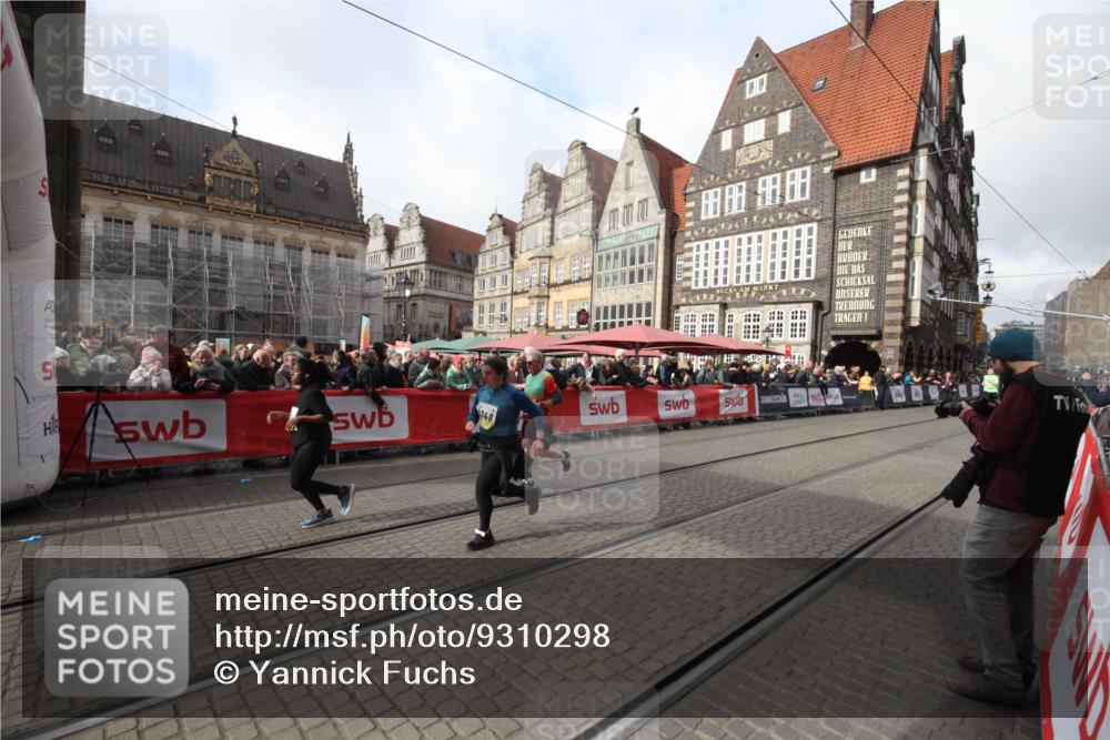 05.10.2025 - 20. swb-Marathon Bremen Yannick Fuchs http://msf.ph/oto/9310298 05.10.2025 11:18:25 Ziel 9348, 10198, 10994 meine-sportfotos.de