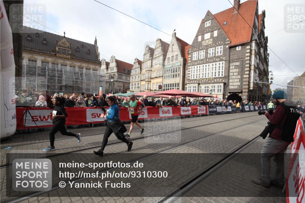 05.10.2025 - 20. swb-Marathon Bremen Yannick Fuchs http://msf.ph/oto/9310300 05.10.2025 11:18:25 Ziel 9348, 10198, 10994 meine-sportfotos.de