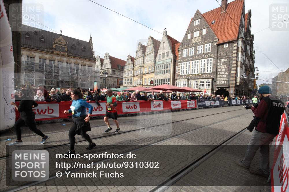 05.10.2025 - 20. swb-Marathon Bremen Yannick Fuchs http://msf.ph/oto/9310302 05.10.2025 11:18:25 Ziel 9348, 10198, 10994 meine-sportfotos.de