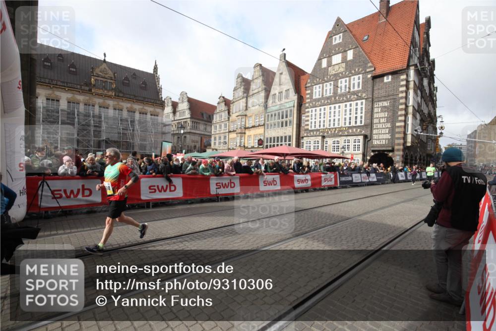 05.10.2025 - 20. swb-Marathon Bremen Yannick Fuchs http://msf.ph/oto/9310306 05.10.2025 11:18:26 Ziel 10198, 10795 meine-sportfotos.de