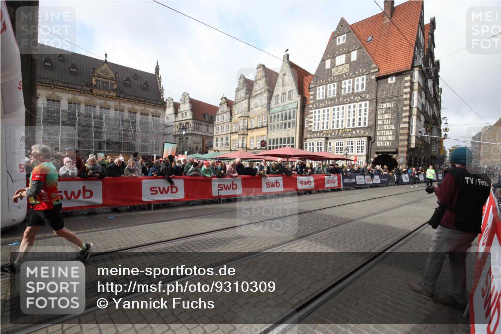 05.10.2025 - 20. swb-Marathon Bremen Yannick Fuchs http://msf.ph/oto/9310309 05.10.2025 11:18:26 Ziel 10198, 10795 meine-sportfotos.de