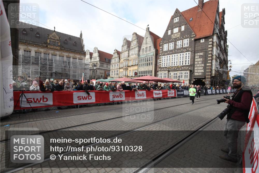 05.10.2025 - 20. swb-Marathon Bremen Yannick Fuchs http://msf.ph/oto/9310328 05.10.2025 11:18:29 Ziel 10795, 11043 meine-sportfotos.de