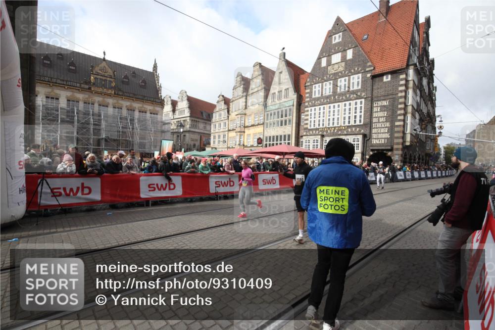 05.10.2025 - 20. swb-Marathon Bremen Yannick Fuchs http://msf.ph/oto/9310409 05.10.2025 11:18:38 Ziel 10076, 10472, 11690 meine-sportfotos.de