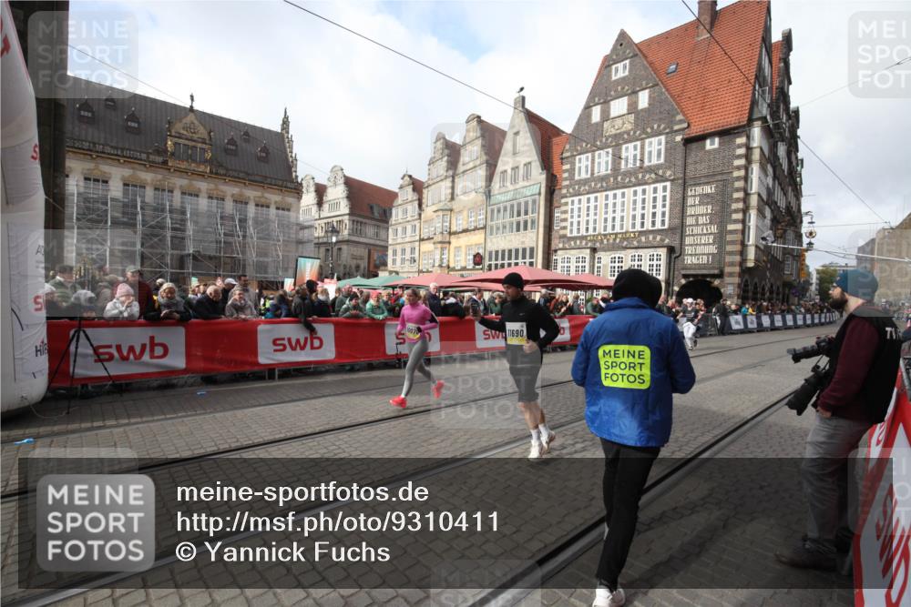 05.10.2025 - 20. swb-Marathon Bremen Yannick Fuchs http://msf.ph/oto/9310411 05.10.2025 11:18:39 Ziel 10076, 10472, 11690 meine-sportfotos.de