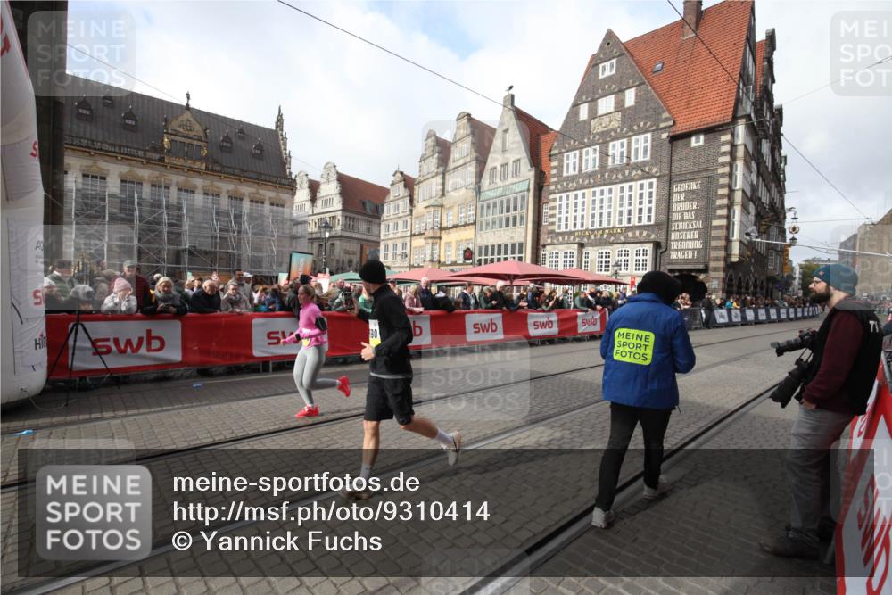 05.10.2025 - 20. swb-Marathon Bremen Yannick Fuchs http://msf.ph/oto/9310414 05.10.2025 11:18:39 Ziel 10076, 10472, 11690 meine-sportfotos.de