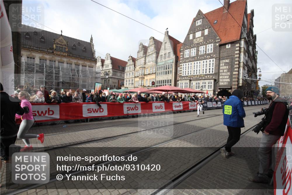 05.10.2025 - 20. swb-Marathon Bremen Yannick Fuchs http://msf.ph/oto/9310420 05.10.2025 11:18:40 Ziel 10076, 10472, 11690 meine-sportfotos.de