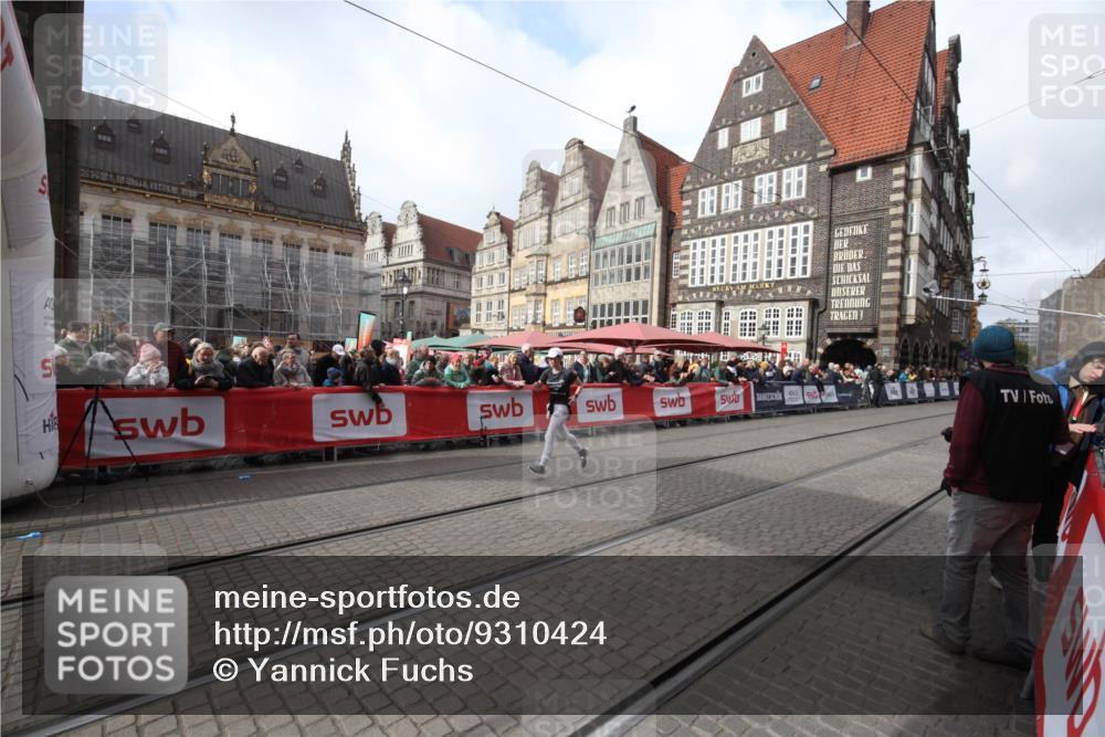 05.10.2025 - 20. swb-Marathon Bremen Yannick Fuchs http://msf.ph/oto/9310424 05.10.2025 11:18:42 Ziel 10472 meine-sportfotos.de