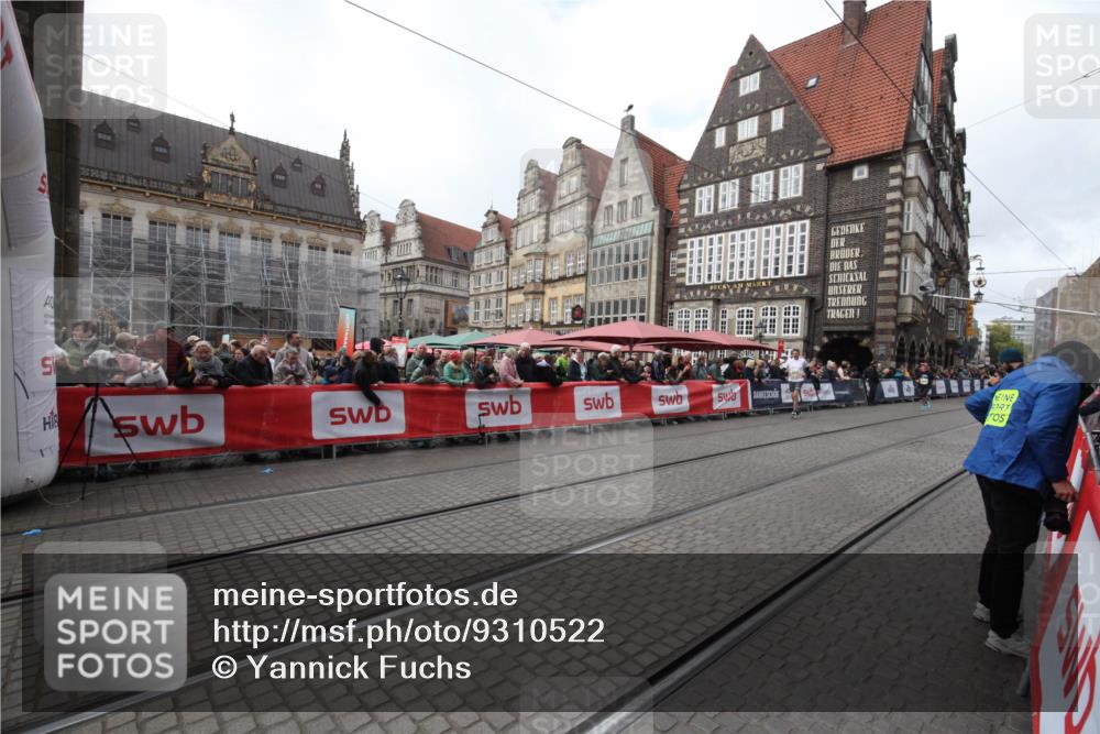 05.10.2025 - 20. swb-Marathon Bremen Yannick Fuchs http://msf.ph/oto/9310522 05.10.2025 11:18:57 Ziel 9691 meine-sportfotos.de