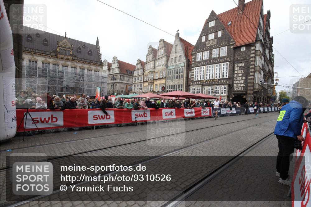 05.10.2025 - 20. swb-Marathon Bremen Yannick Fuchs http://msf.ph/oto/9310526 05.10.2025 11:18:58 Ziel 9691 meine-sportfotos.de