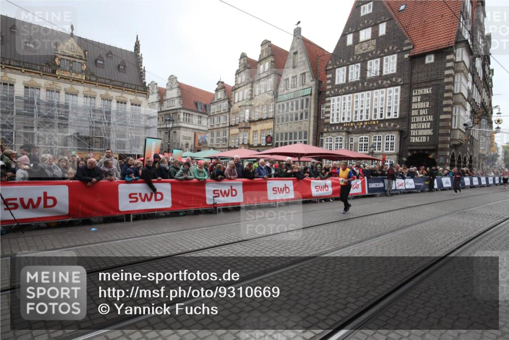 05.10.2025 - 20. swb-Marathon Bremen Yannick Fuchs http://msf.ph/oto/9310669 05.10.2025 11:23:22 Ziel 10724 meine-sportfotos.de