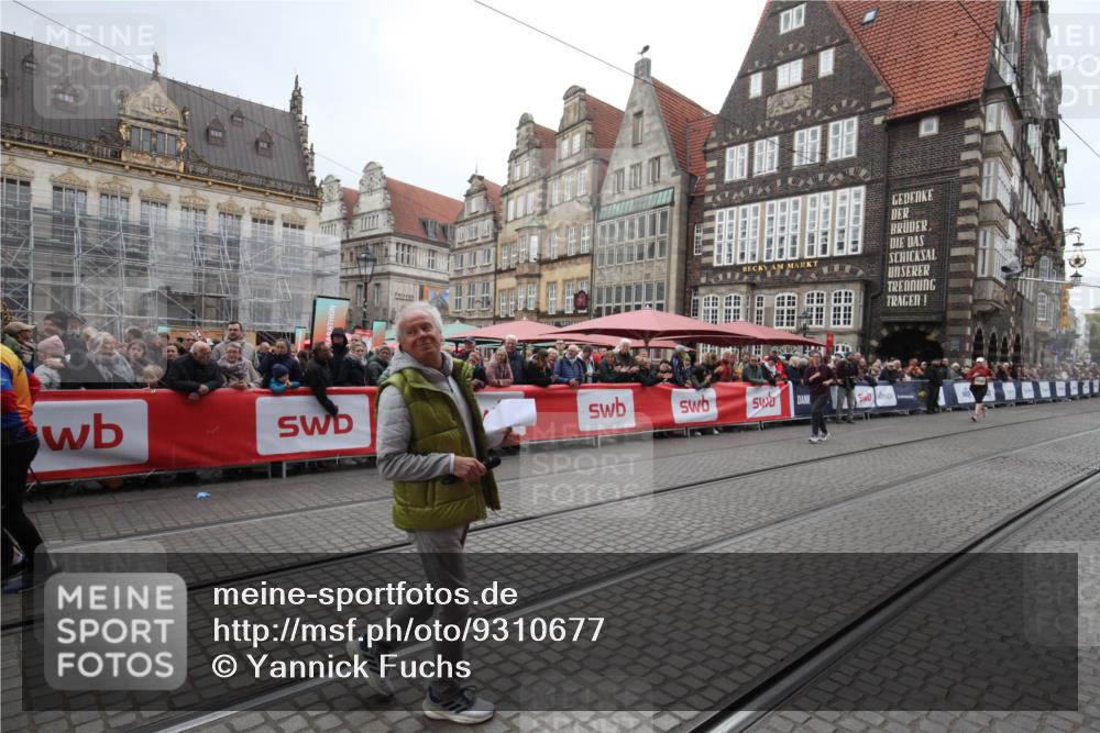 05.10.2025 - 20. swb-Marathon Bremen Yannick Fuchs http://msf.ph/oto/9310677 05.10.2025 11:23:27 Ziel 9840, 10724, 10731 meine-sportfotos.de