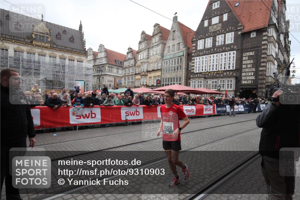 05.10.2025 - 20. swb-Marathon Bremen Yannick Fuchs http://msf.ph/oto/9310903 05.10.2025 11:25:15 Ziel  meine-sportfotos.de
