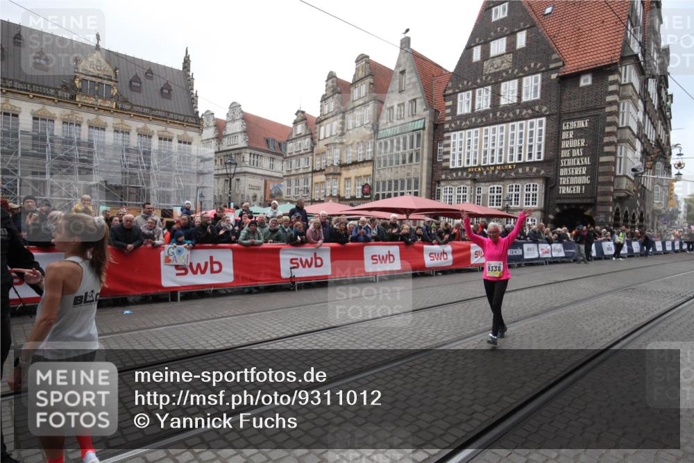 05.10.2025 - 20. swb-Marathon Bremen Yannick Fuchs http://msf.ph/oto/9311012 05.10.2025 11:25:46 Ziel 9338 meine-sportfotos.de