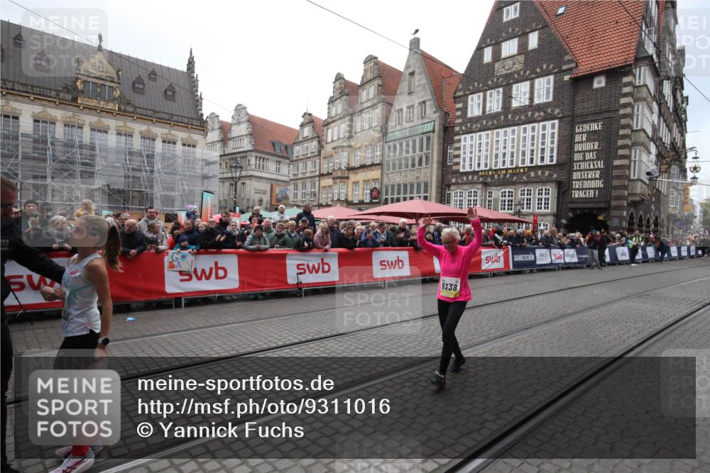 05.10.2025 - 20. swb-Marathon Bremen Yannick Fuchs http://msf.ph/oto/9311016 05.10.2025 11:25:47 Ziel 9338 meine-sportfotos.de