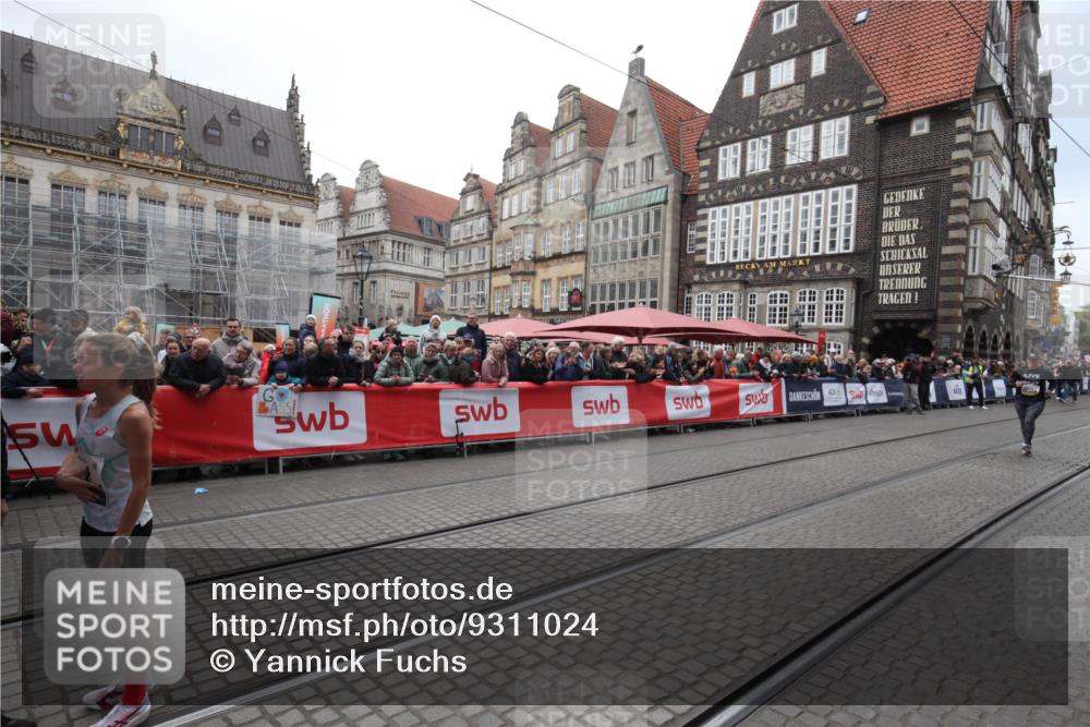 05.10.2025 - 20. swb-Marathon Bremen Yannick Fuchs http://msf.ph/oto/9311024 05.10.2025 11:25:49 Ziel 9338, 10184 meine-sportfotos.de