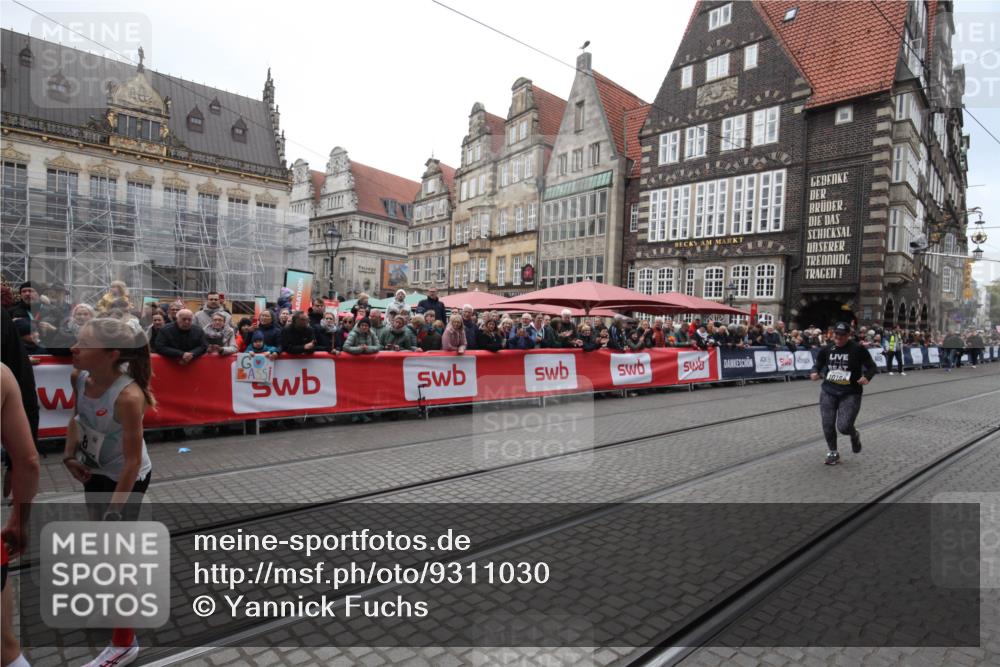 05.10.2025 - 20. swb-Marathon Bremen Yannick Fuchs http://msf.ph/oto/9311030 05.10.2025 11:25:52 Ziel 10184 meine-sportfotos.de