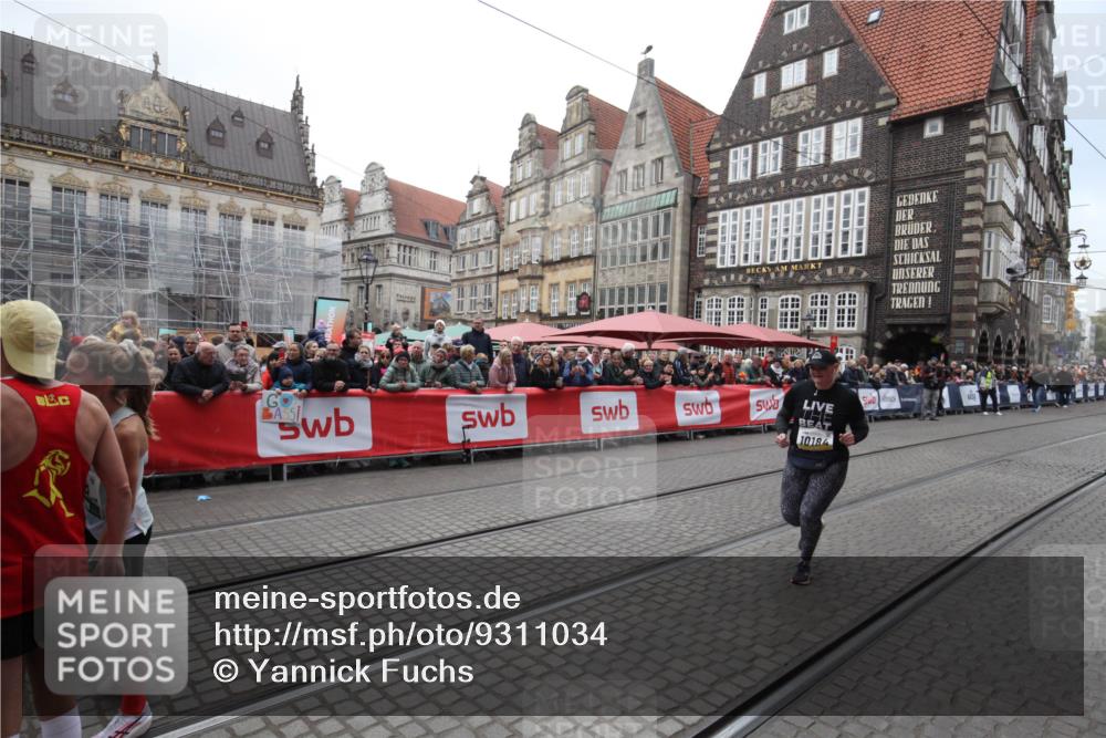 05.10.2025 - 20. swb-Marathon Bremen Yannick Fuchs http://msf.ph/oto/9311034 05.10.2025 11:25:53 Ziel 10184 meine-sportfotos.de