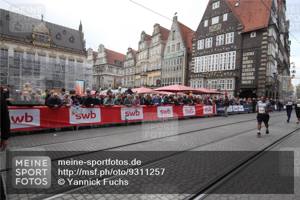 05.10.2025 - 20. swb-Marathon Bremen Yannick Fuchs http://msf.ph/oto/9311257 05.10.2025 11:26:56 Ziel 10153, 11697, 11698 meine-sportfotos.de