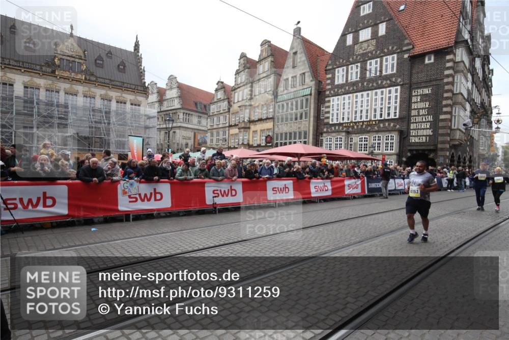 05.10.2025 - 20. swb-Marathon Bremen Yannick Fuchs http://msf.ph/oto/9311259 05.10.2025 11:26:57 Ziel 10153, 11697, 11698 meine-sportfotos.de
