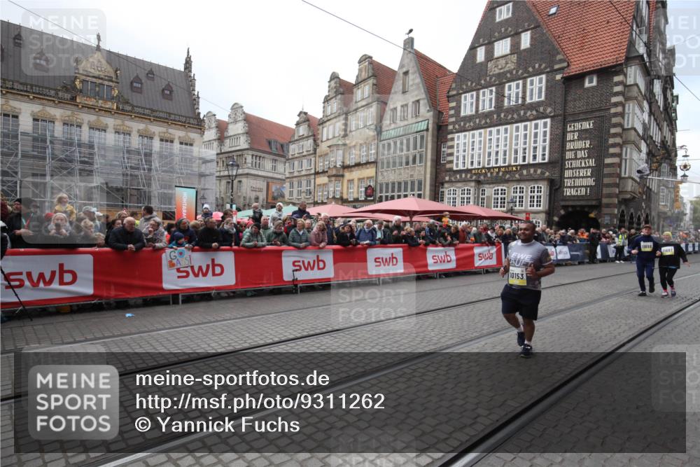 05.10.2025 - 20. swb-Marathon Bremen Yannick Fuchs http://msf.ph/oto/9311262 05.10.2025 11:26:57 Ziel 10153, 11697, 11698 meine-sportfotos.de