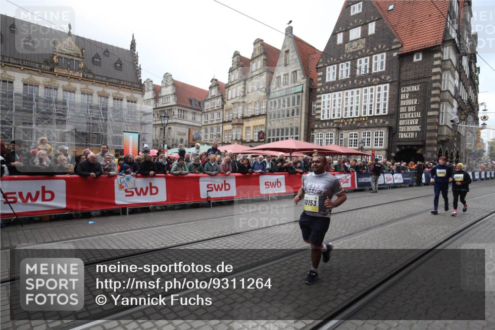 05.10.2025 - 20. swb-Marathon Bremen Yannick Fuchs http://msf.ph/oto/9311264 05.10.2025 11:26:58 Ziel 10153, 11697, 11698 meine-sportfotos.de