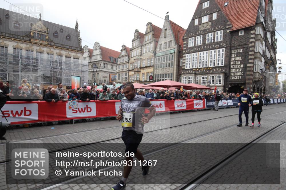 05.10.2025 - 20. swb-Marathon Bremen Yannick Fuchs http://msf.ph/oto/9311267 05.10.2025 11:26:58 Ziel 10153, 11697, 11698 meine-sportfotos.de