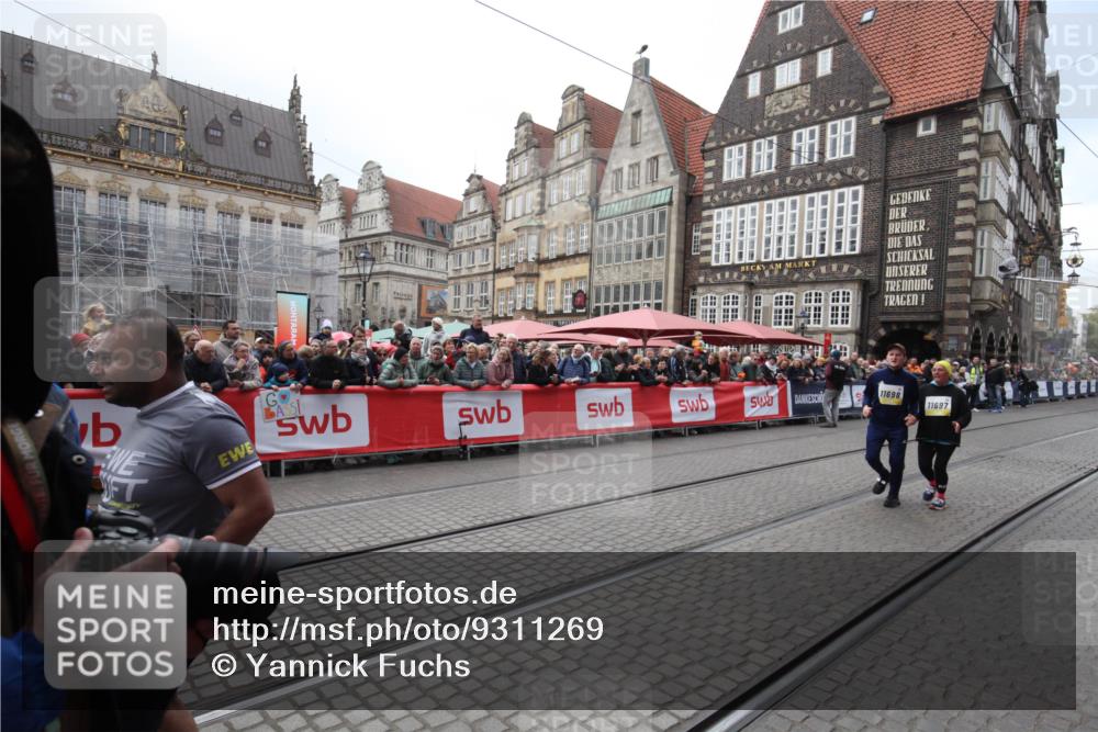05.10.2025 - 20. swb-Marathon Bremen Yannick Fuchs http://msf.ph/oto/9311269 05.10.2025 11:26:59 Ziel 10153, 11697, 11698 meine-sportfotos.de