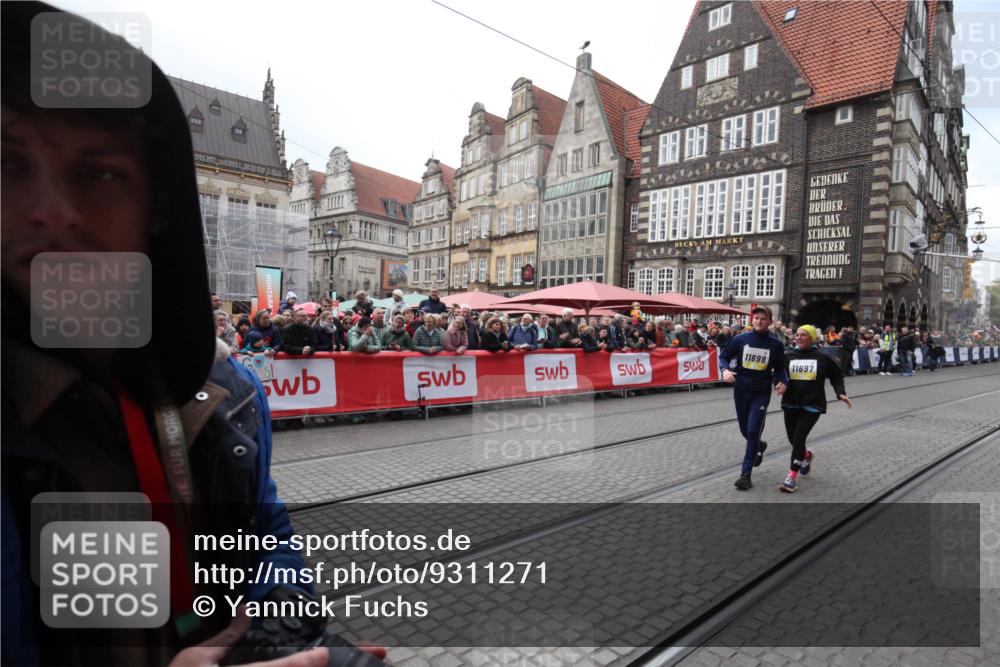 05.10.2025 - 20. swb-Marathon Bremen Yannick Fuchs http://msf.ph/oto/9311271 05.10.2025 11:27:00 Ziel 10153, 11697, 11698 meine-sportfotos.de