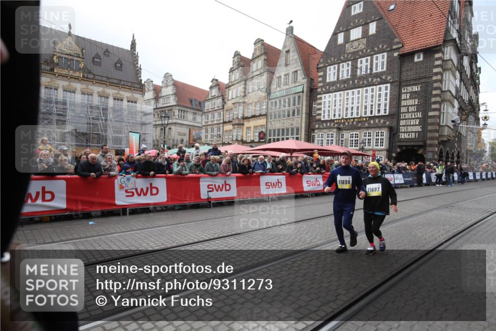 05.10.2025 - 20. swb-Marathon Bremen Yannick Fuchs http://msf.ph/oto/9311273 05.10.2025 11:27:00 Ziel 10153, 11697, 11698 meine-sportfotos.de