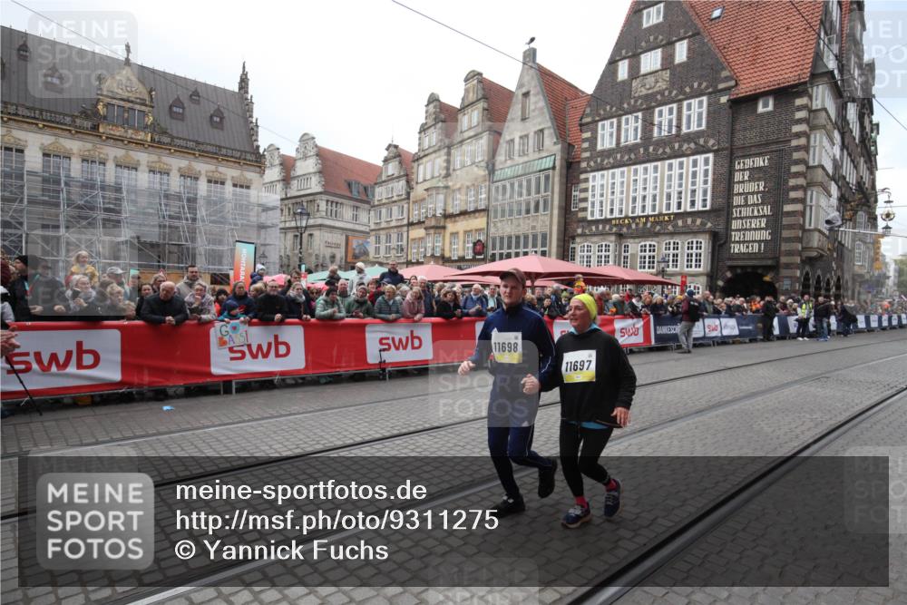 05.10.2025 - 20. swb-Marathon Bremen Yannick Fuchs http://msf.ph/oto/9311275 05.10.2025 11:27:01 Ziel 11697, 11698 meine-sportfotos.de