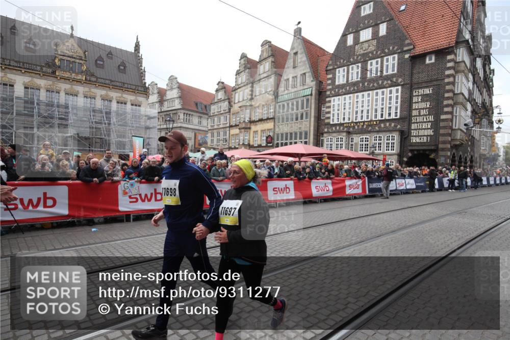 05.10.2025 - 20. swb-Marathon Bremen Yannick Fuchs http://msf.ph/oto/9311277 05.10.2025 11:27:01 Ziel 11697, 11698 meine-sportfotos.de