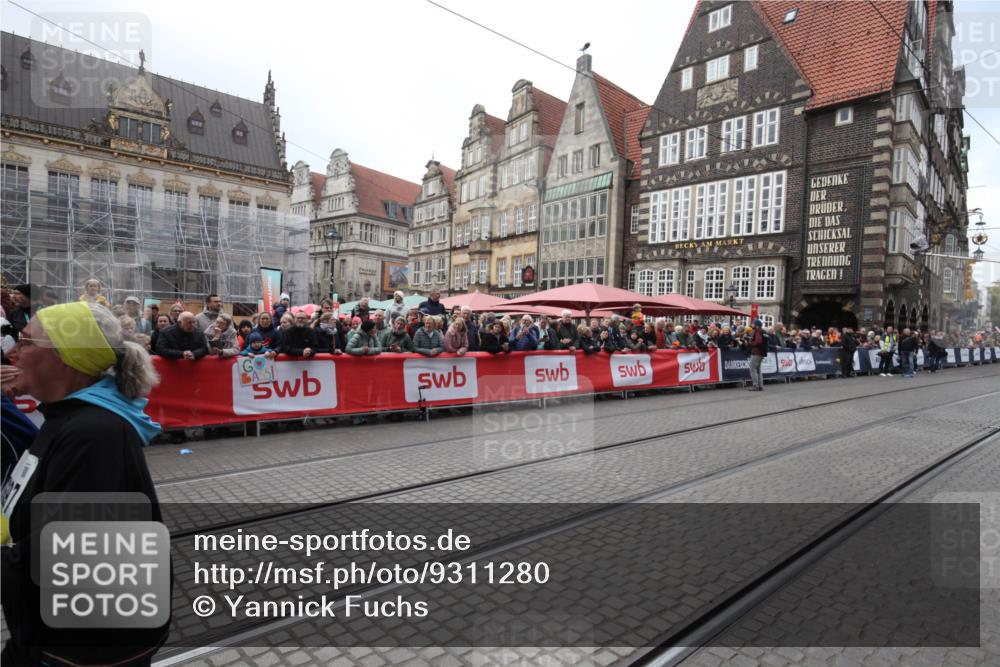 05.10.2025 - 20. swb-Marathon Bremen Yannick Fuchs http://msf.ph/oto/9311280 05.10.2025 11:27:02 Ziel 11697, 11698 meine-sportfotos.de