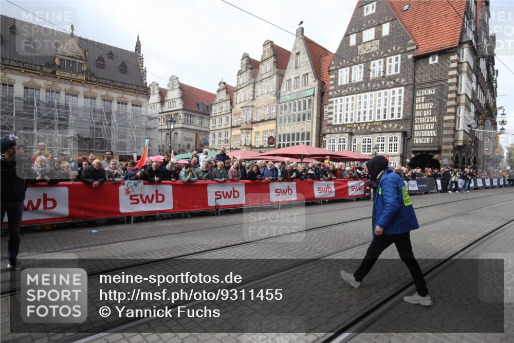 05.10.2025 - 20. swb-Marathon Bremen Yannick Fuchs http://msf.ph/oto/9311455 05.10.2025 11:28:38 Ziel  meine-sportfotos.de