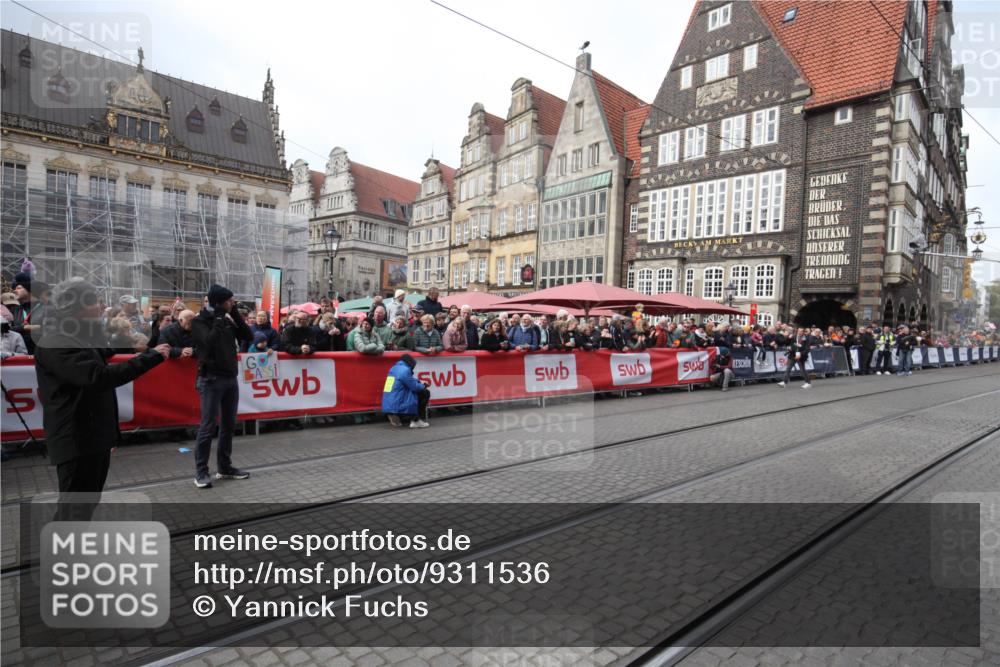 05.10.2025 - 20. swb-Marathon Bremen Yannick Fuchs http://msf.ph/oto/9311536 05.10.2025 11:28:55 Ziel 10579, 11313, 11314 meine-sportfotos.de