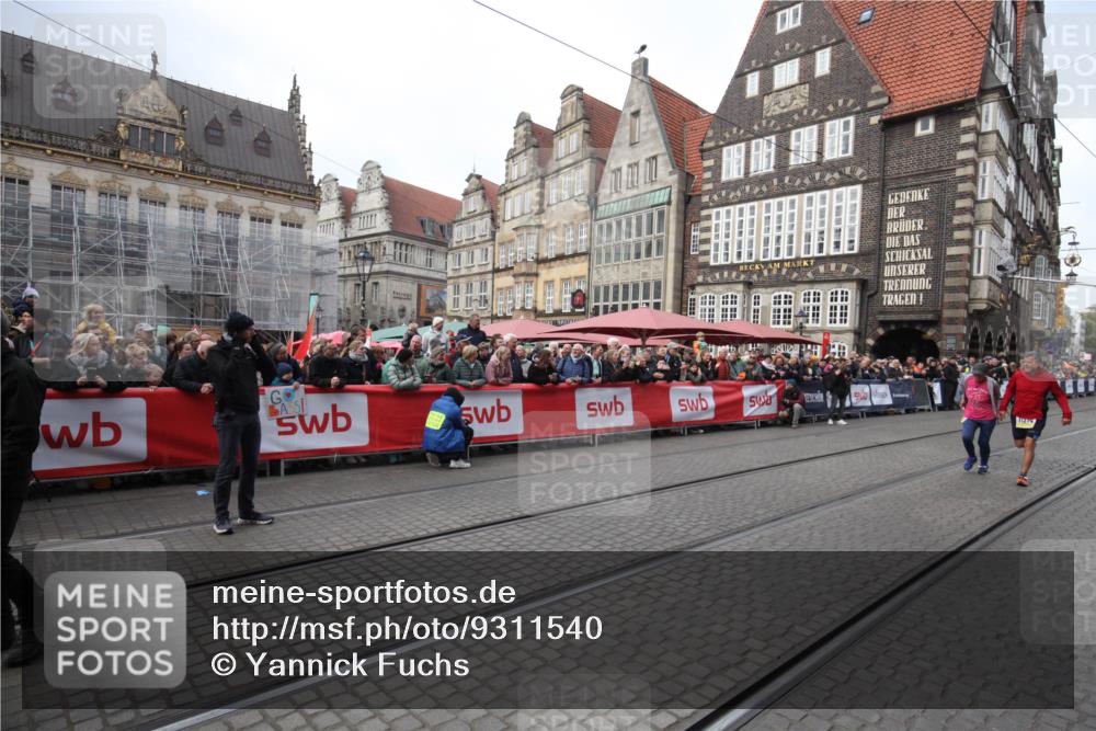 05.10.2025 - 20. swb-Marathon Bremen Yannick Fuchs http://msf.ph/oto/9311540 05.10.2025 11:28:58 Ziel 10579, 11313, 11314 meine-sportfotos.de