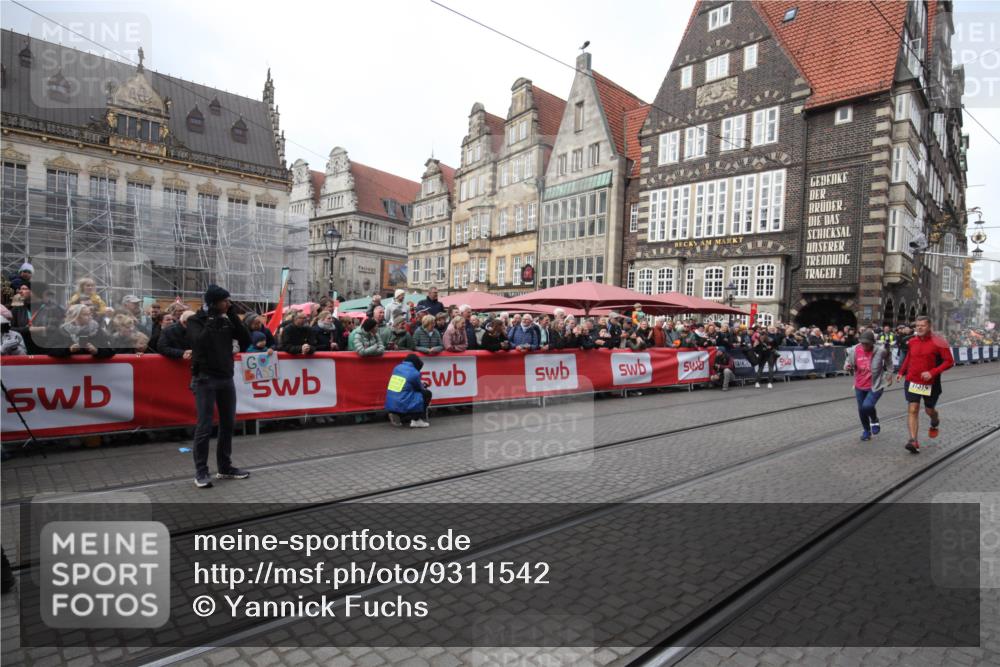 05.10.2025 - 20. swb-Marathon Bremen Yannick Fuchs http://msf.ph/oto/9311542 05.10.2025 11:28:58 Ziel 10579, 11313, 11314 meine-sportfotos.de