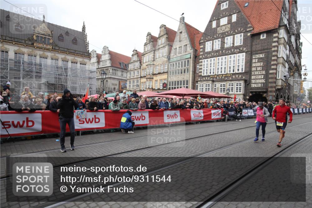05.10.2025 - 20. swb-Marathon Bremen Yannick Fuchs http://msf.ph/oto/9311544 05.10.2025 11:28:59 Ziel 10579, 11313, 11314 meine-sportfotos.de