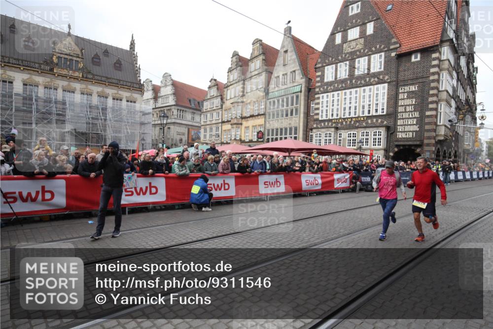05.10.2025 - 20. swb-Marathon Bremen Yannick Fuchs http://msf.ph/oto/9311546 05.10.2025 11:28:59 Ziel 10579, 11313, 11314 meine-sportfotos.de