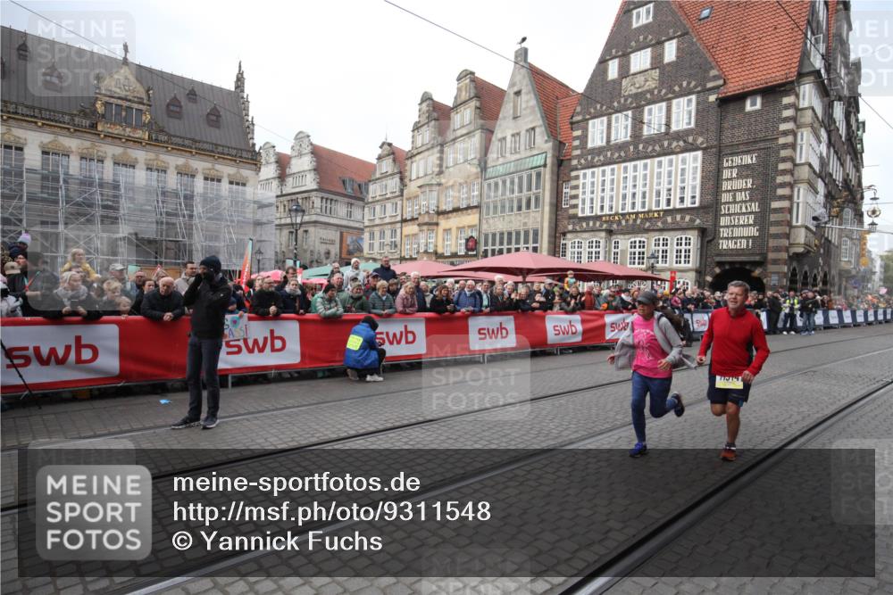 05.10.2025 - 20. swb-Marathon Bremen Yannick Fuchs http://msf.ph/oto/9311548 05.10.2025 11:28:59 Ziel 10579, 11313, 11314 meine-sportfotos.de