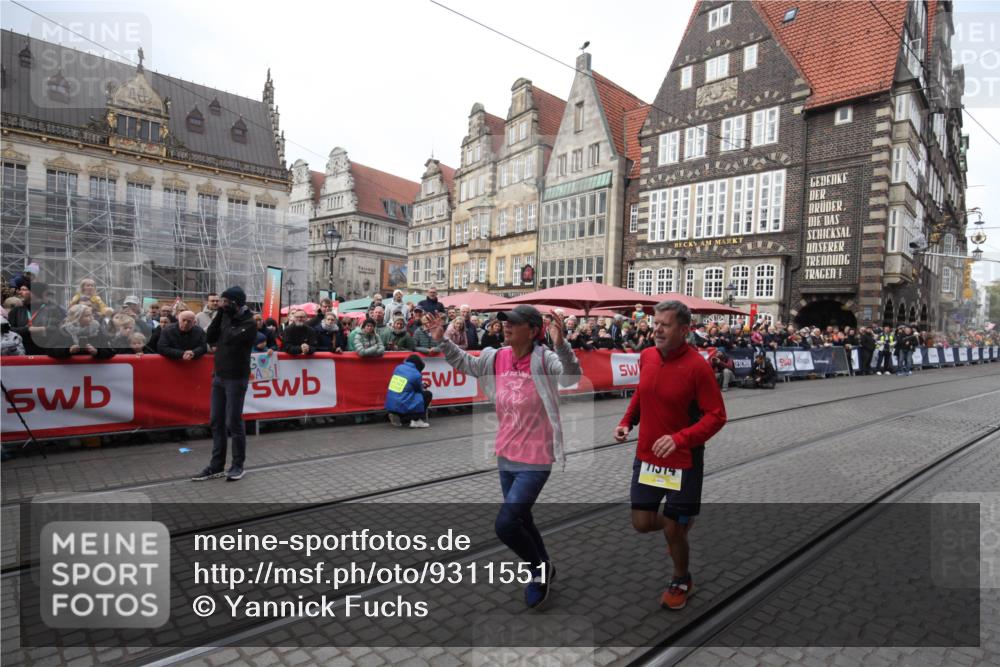 05.10.2025 - 20. swb-Marathon Bremen Yannick Fuchs http://msf.ph/oto/9311551 05.10.2025 11:29:00 Ziel 10579, 11313, 11314 meine-sportfotos.de