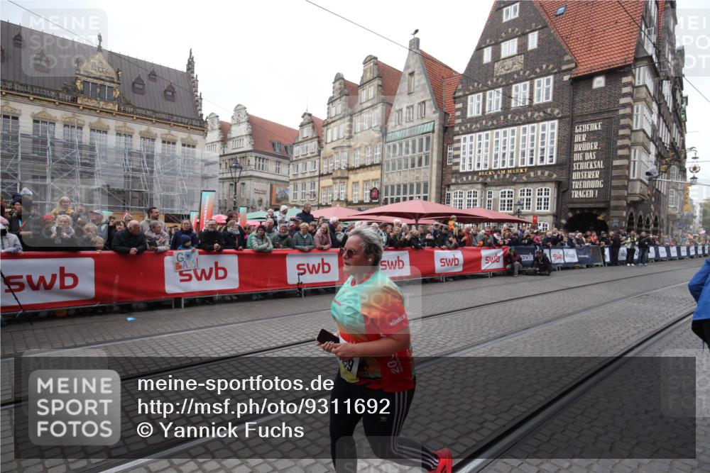 05.10.2025 - 20. swb-Marathon Bremen Yannick Fuchs http://msf.ph/oto/9311692 05.10.2025 11:29:20 Ziel 9257, 9559 meine-sportfotos.de