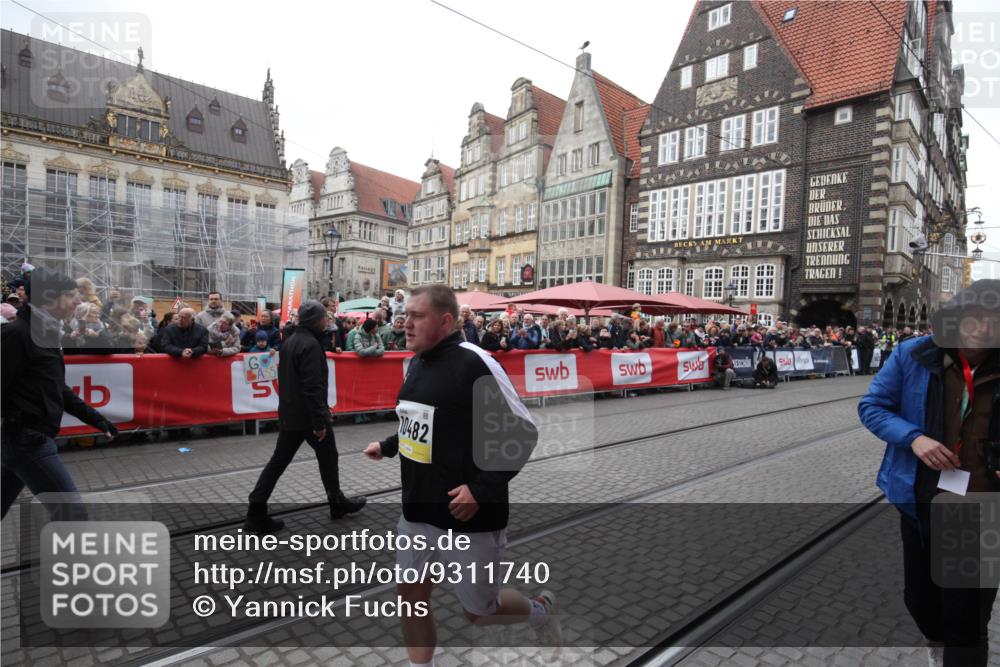 05.10.2025 - 20. swb-Marathon Bremen Yannick Fuchs http://msf.ph/oto/9311740 05.10.2025 11:29:28 Ziel 10482 meine-sportfotos.de