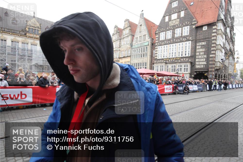 05.10.2025 - 20. swb-Marathon Bremen Yannick Fuchs http://msf.ph/oto/9311756 05.10.2025 11:29:29 Ziel  meine-sportfotos.de