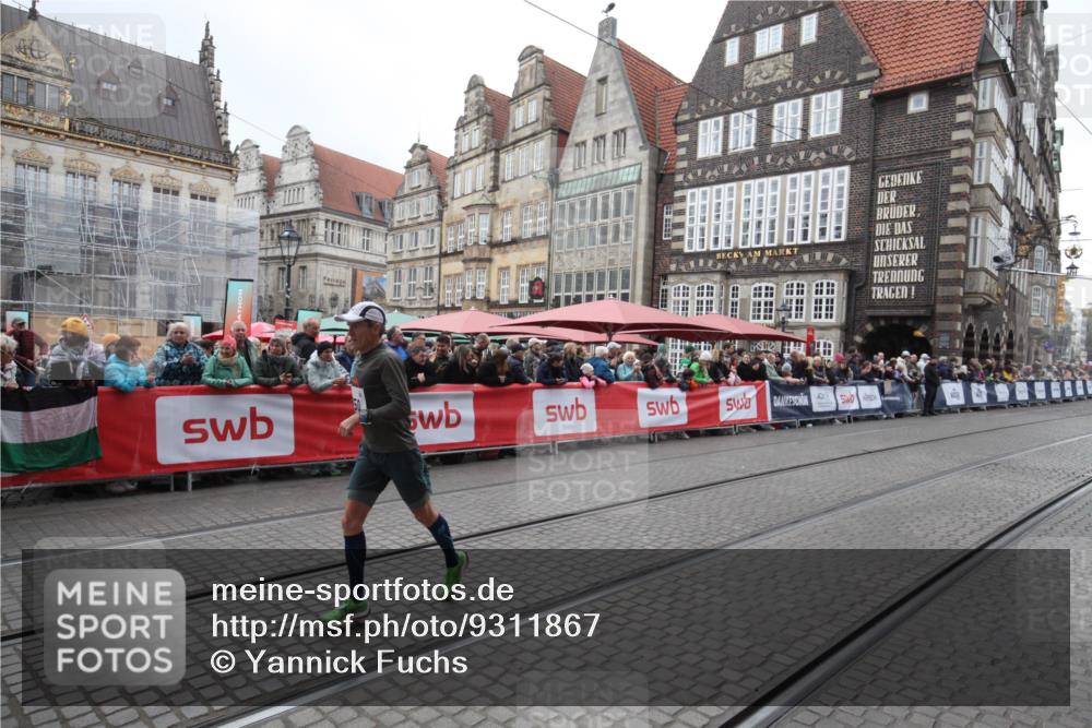 05.10.2025 - 20. swb-Marathon Bremen Yannick Fuchs http://msf.ph/oto/9311867 05.10.2025 12:53:47 Ziel 650 meine-sportfotos.de