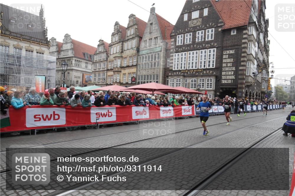 05.10.2025 - 20. swb-Marathon Bremen Yannick Fuchs http://msf.ph/oto/9311914 05.10.2025 12:58:52 Ziel 7668, 7764, 8275, 8593 meine-sportfotos.de