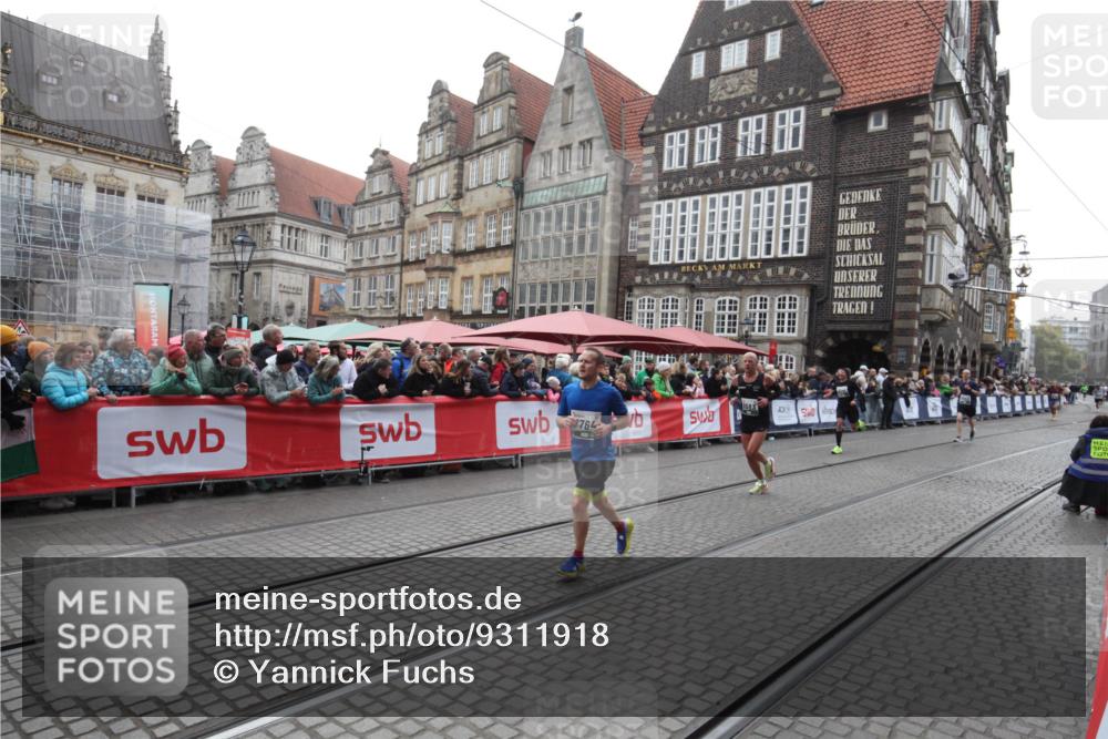 05.10.2025 - 20. swb-Marathon Bremen Yannick Fuchs http://msf.ph/oto/9311918 05.10.2025 12:58:53 Ziel 7668, 7764, 8275, 8593 meine-sportfotos.de