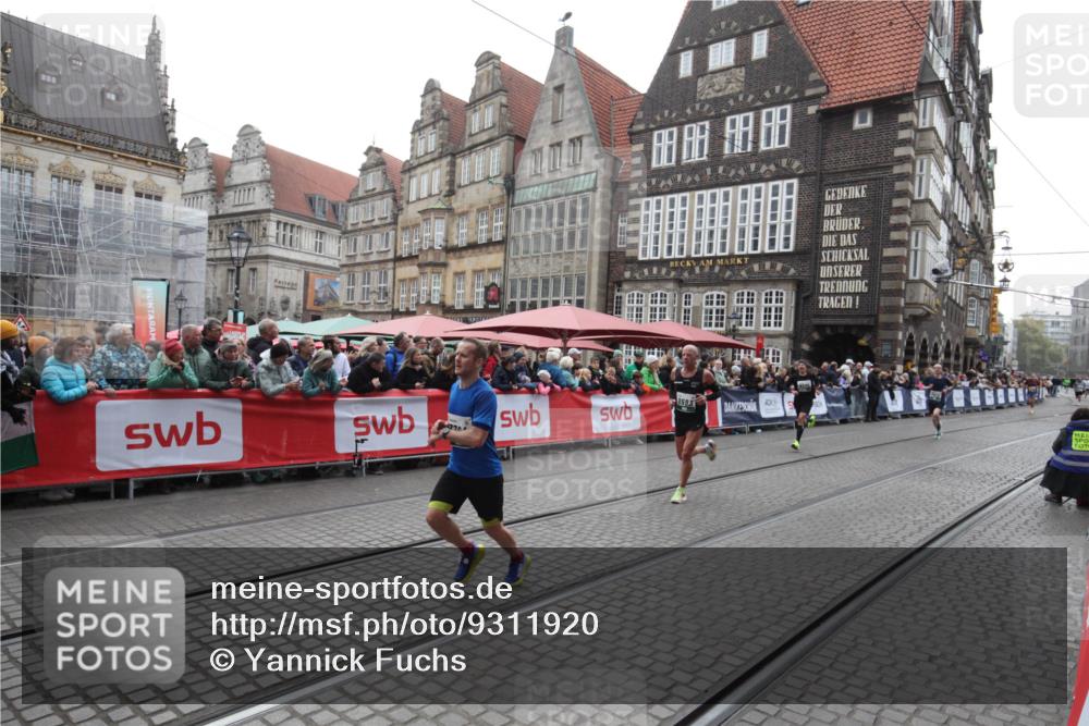 05.10.2025 - 20. swb-Marathon Bremen Yannick Fuchs http://msf.ph/oto/9311920 05.10.2025 12:58:53 Ziel 7668, 7764, 8275, 8593 meine-sportfotos.de